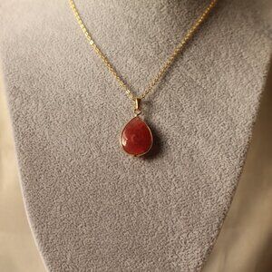 Red Teardrop Gem Pendant Necklace – Gold Trim, Elegant & Eye-Catching